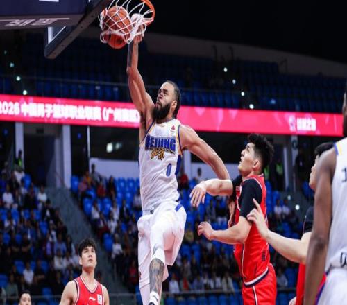 琼斯背身运,球巧妙转身,空中轻松扣,皇冠·体育,HG官方,CROWNSPORTS,皇冠体育官网,HG体育平台,皇冠即时比分,皇冠数据,皇冠APP,皇冠娱乐,皇冠竞猜