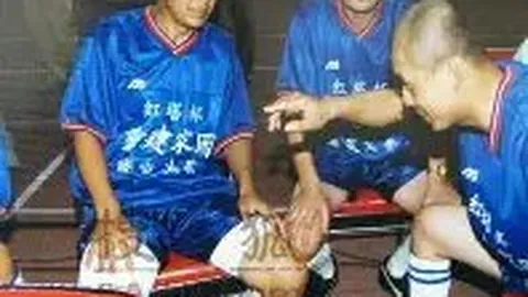 “曼联中场新篇章揭晓：冬季静待风云，来年巨鳄猎手锁定双雄！”