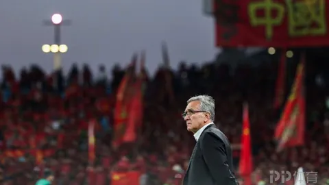 《太阳报独家曝料：萨卡甜蜜佳人荣登时尚界新宠，携手成新任“贝嫂”与“小贝”传奇情侣！》