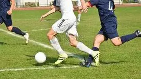 《国足新帅竞逐战升级！邵佳一、李霄鹏领衔，十大强将争夺热门席位》